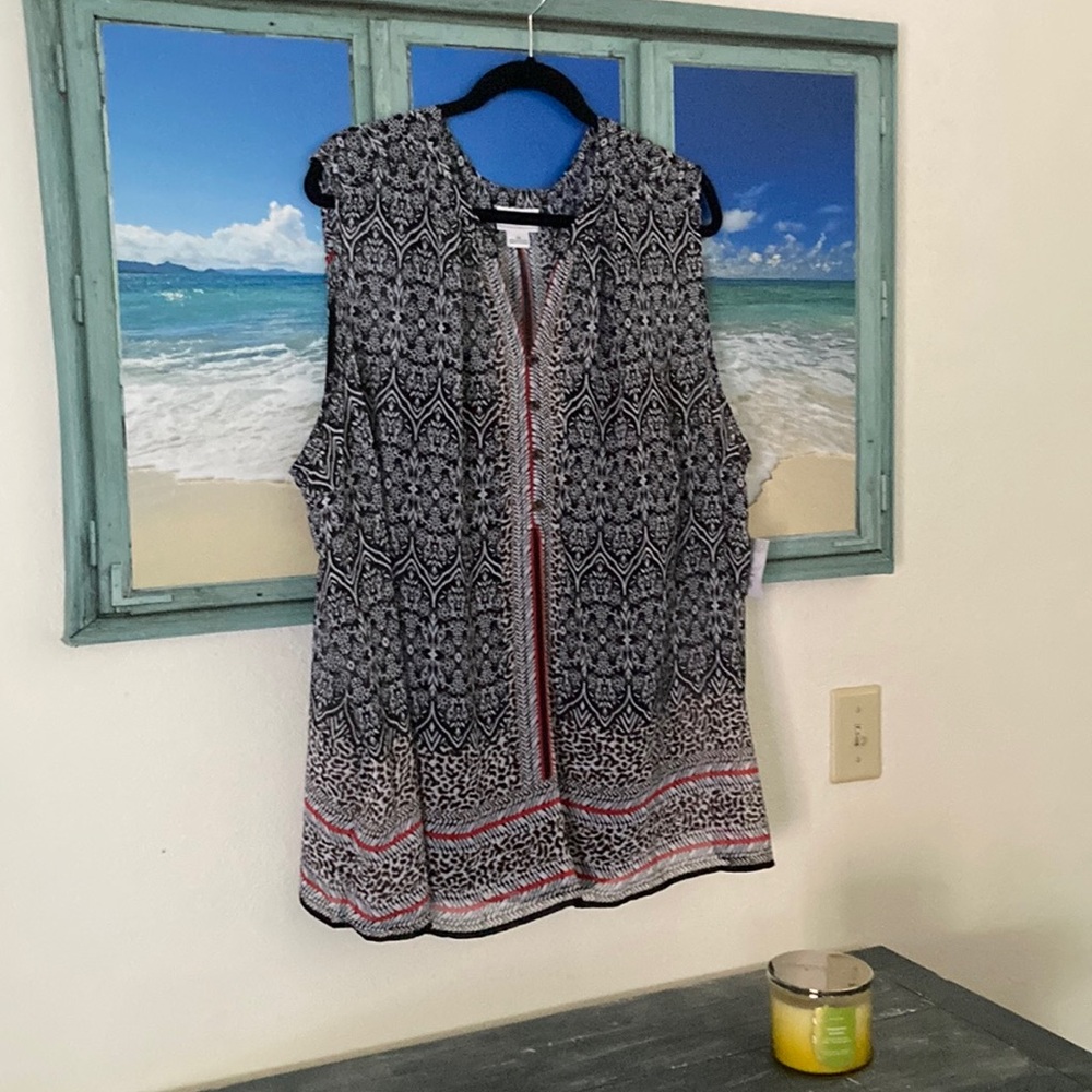 Sleeveless Black and White Patterned Blouse